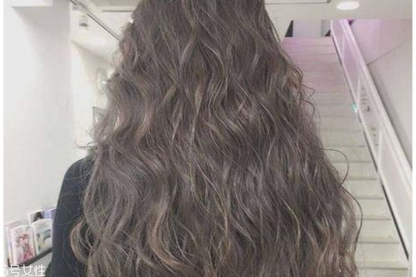 棕灰色是什么顏色 棕灰色頭發(fā)怎么染 棕灰色是什么顏色 棕灰色頭發(fā)怎么染