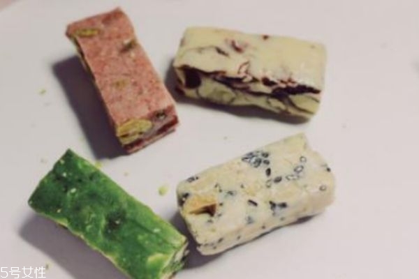 雪花酥和牛軋?zhí)堑膮^(qū)別 升級版牛軋?zhí)?>
               <p class=