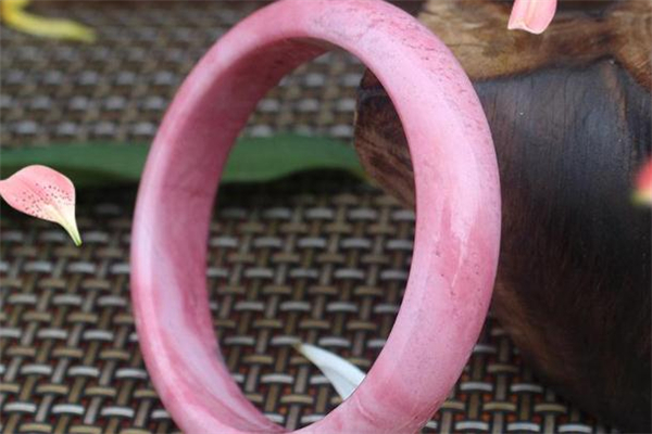 桃花玉手鐲價格 并不算很貴 桃花玉手鐲價格 并不算很貴