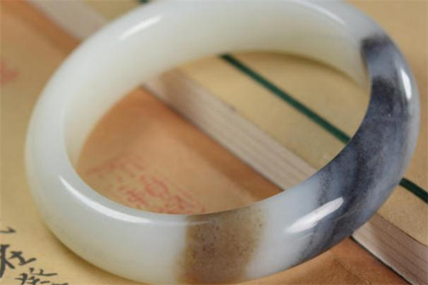 青花玉手鐲價格 和品質(zhì)有關(guān) 青花玉手鐲價格 和品質(zhì)有關(guān)