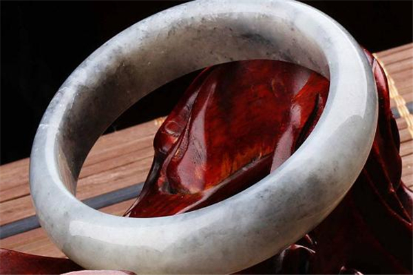 青花玉手鐲價格 和品質(zhì)有關(guān) 青花玉手鐲價格 和品質(zhì)有關(guān)