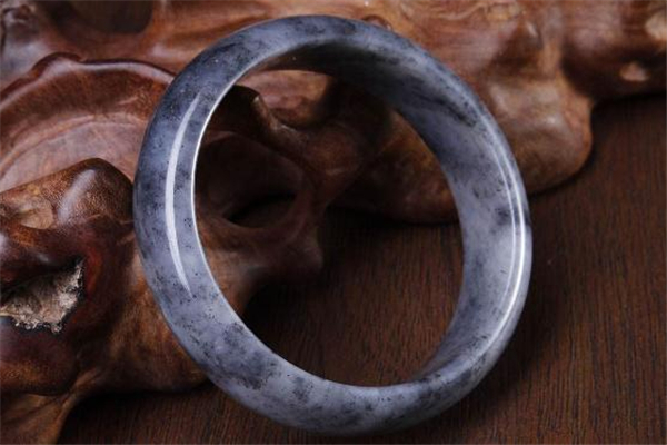 青花玉怎么鑒別 用這些方法 青花玉怎么鑒別 用這些方法