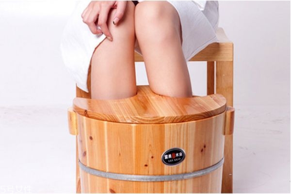 感冒用什么泡腳最好 晚上泡腳的最佳時間和好處 感冒用什么泡腳最好 晚上泡腳的最佳時間和好處