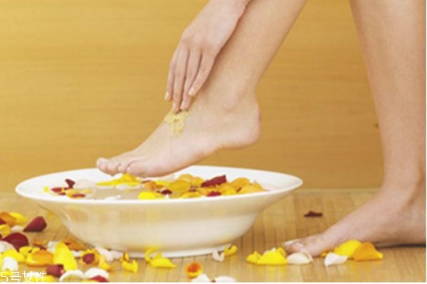 感冒用什么泡腳最好 晚上泡腳的最佳時間和好處 感冒用什么泡腳最好 晚上泡腳的最佳時間和好處