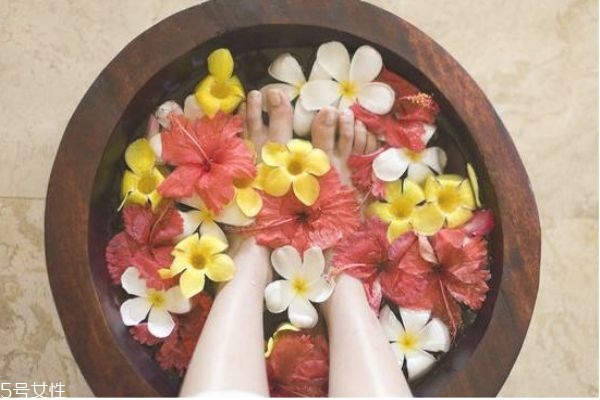 濕熱體質(zhì)能泡腳嗎 泡腳最好選擇高木桶 濕熱體質(zhì)能泡腳嗎 泡腳最好選擇高木桶
