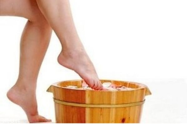 感冒用什么泡腳最好 晚上泡腳的最佳時間和好處 感冒用什么泡腳最好 晚上泡腳的最佳時間和好處