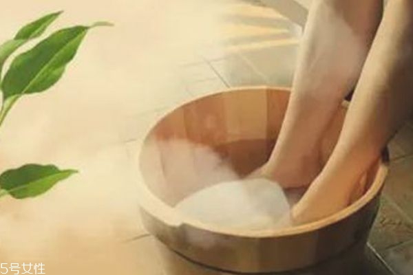 濕熱體質(zhì)能泡腳嗎 泡腳最好選擇高木桶 濕熱體質(zhì)能泡腳嗎 泡腳最好選擇高木桶