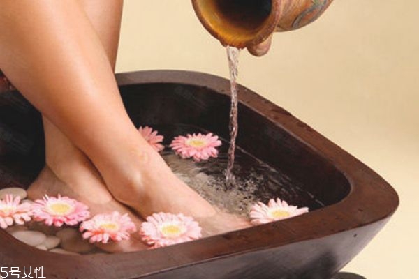 感冒用什么泡腳最好 晚上泡腳的最佳時間和好處 感冒用什么泡腳最好 晚上泡腳的最佳時間和好處