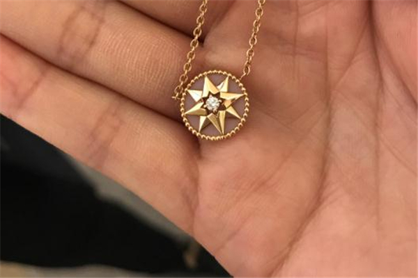 迪奧八芒星項(xiàng)鏈真假 從這幾點(diǎn)來看 迪奧八芒星項(xiàng)鏈真假 從這幾點(diǎn)來看