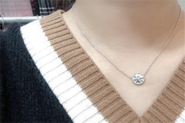 迪奧八芒星項(xiàng)鏈真假 從這幾點(diǎn)來看 迪奧八芒星項(xiàng)鏈真假 從這幾點(diǎn)來看