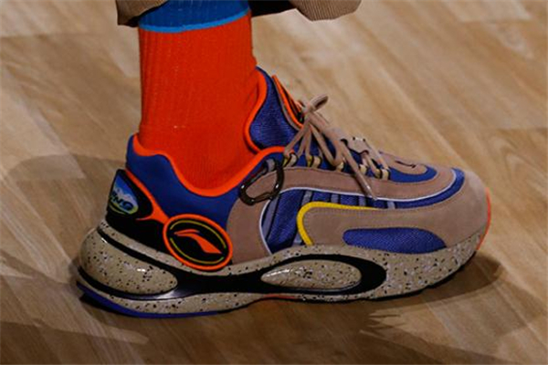 李寧2019紐約時裝周走秀款V8跑鞋價格 濃濃復(fù)古風(fēng) 李寧2019紐約時裝周走秀款V8跑鞋價格 濃濃復(fù)古風(fēng)