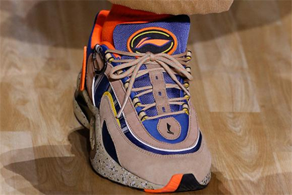 李寧2019紐約時裝周走秀款V8跑鞋價格 濃濃復(fù)古風(fēng) 李寧2019紐約時裝周走秀款V8跑鞋價格 濃濃復(fù)古風(fēng)