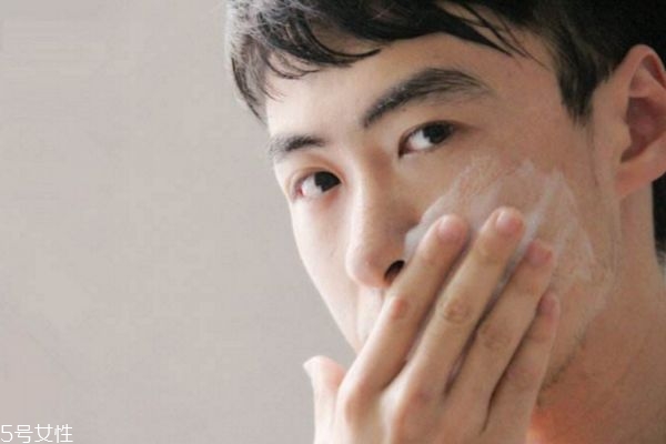 男士護(hù)膚品和女士護(hù)膚品有什么區(qū)別 實(shí)用男性護(hù)膚技巧 男士護(hù)膚品和女士護(hù)膚品有什么區(qū)別 實(shí)用男性護(hù)膚技巧