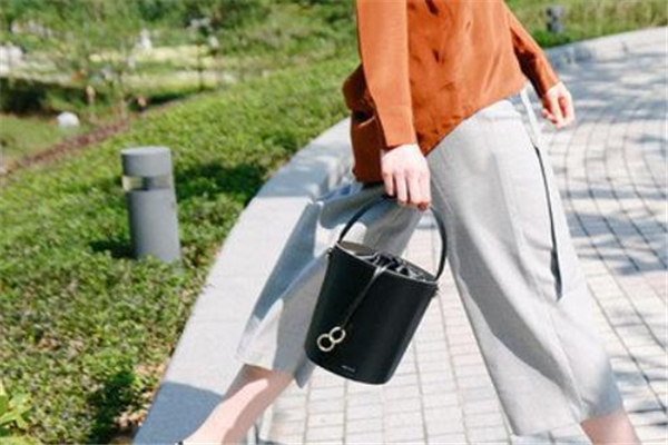 cafune水桶包價(jià)格 平價(jià)又貌美 cafune水桶包價(jià)格 平價(jià)又貌美