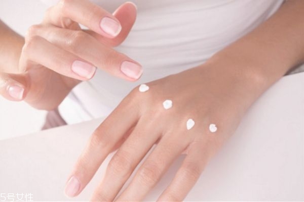 護手霜能當護腳霜用嗎 護腳霜和護手霜的區(qū)別 護手霜能當護腳霜用嗎 護腳霜和護手霜的區(qū)別