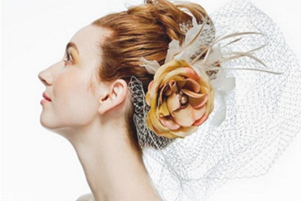 很年輕為什么就有頸紋 頸紋是這樣長出來的 很年輕為什么就有頸紋 頸紋是這樣長出來的