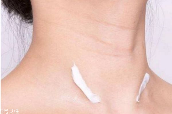 很年輕為什么就有頸紋 頸紋是這樣長出來的 很年輕為什么就有頸紋 頸紋是這樣長出來的