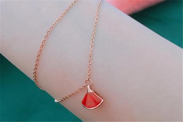 寶格麗扇子手鏈怎么扣 別致的雙鏈設(shè)計