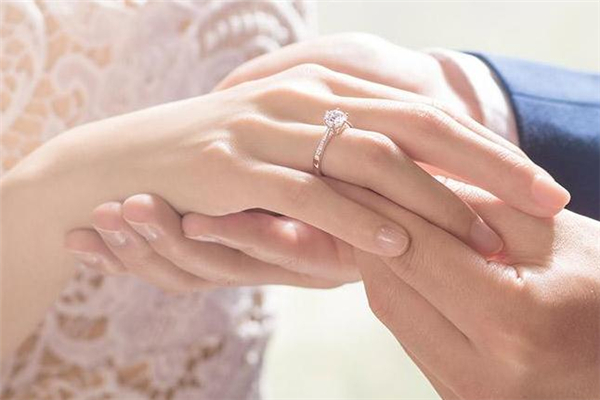 兩克拉鉆戒有多大 比黃豆稍大 兩克拉鉆戒有多大 比黃豆稍大