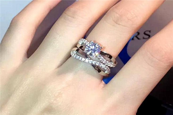 訂婚戒指男女都要戴嗎 并不一定 訂婚戒指男女都要戴嗎 并不一定