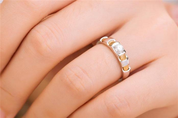 訂婚戒指男女都要戴嗎 并不一定 訂婚戒指男女都要戴嗎 并不一定