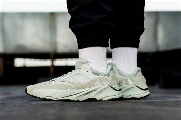 yeezy 700 salt海鹽開箱測評 上腳非常棒 yeezy 700 salt海鹽開箱測評 上腳非常棒