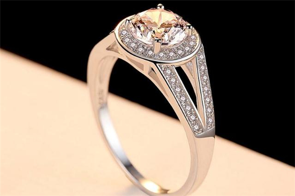 鉆戒扭臂和直臂哪個(gè)更好 根據(jù)手型來選