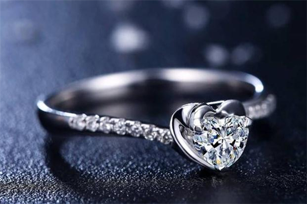 鉆戒扭臂和直臂哪個(gè)更好 根據(jù)手型來選