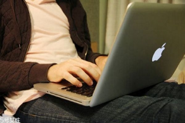 男性玩筆記本電腦的時候千萬別放腿上