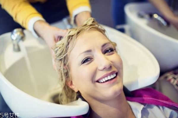 懷孕期間孕婦可以染頭發(fā)嗎 懷孕期間孕婦可以染頭發(fā)嗎