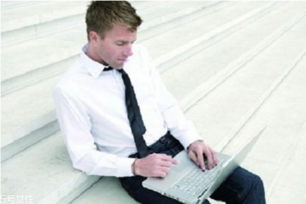 男性玩筆記本電腦的時候千萬別放腿上