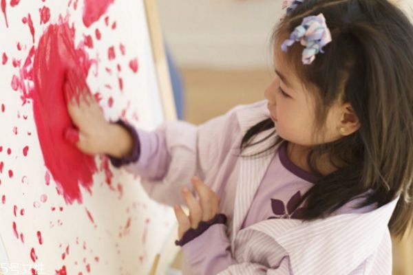 寶寶喜歡在家亂涂亂畫怎么辦 寶寶喜歡在家亂涂亂畫怎么辦