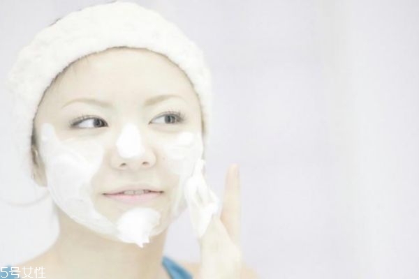 白醋跟洗面奶哪個(gè)先用 白醋和洗面奶使用順序