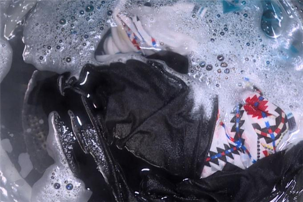 衣服上的碘伏怎么洗掉 印記去無(wú)蹤 衣服上的碘伏怎么洗掉 印記去無(wú)蹤