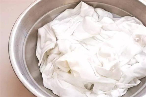 衣服上的汗?jié)n怎么去除 巧妙利用食鹽 衣服上的汗?jié)n怎么去除 巧妙利用食鹽