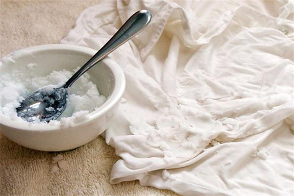 衣服上的汗?jié)n怎么去除 巧妙利用食鹽 衣服上的汗?jié)n怎么去除 巧妙利用食鹽