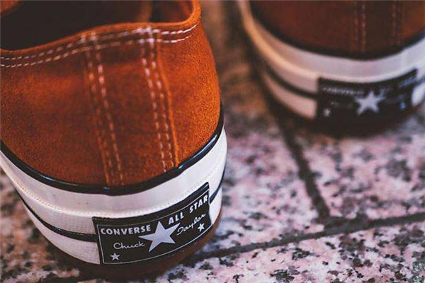 匡威黑標(biāo)和三星標(biāo)哪個(gè)貴 兩者區(qū)別大了 匡威黑標(biāo)和三星標(biāo)哪個(gè)貴 兩者區(qū)別大了