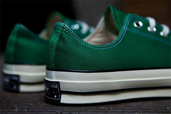 匡威黑標(biāo)和三星標(biāo)哪個(gè)貴 兩者區(qū)別大了 匡威黑標(biāo)和三星標(biāo)哪個(gè)貴 兩者區(qū)別大了