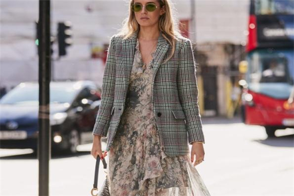 西裝怎么搭配連衣裙 跟著明星學(xué)穿搭 西裝怎么搭配連衣裙 跟著明星學(xué)穿搭