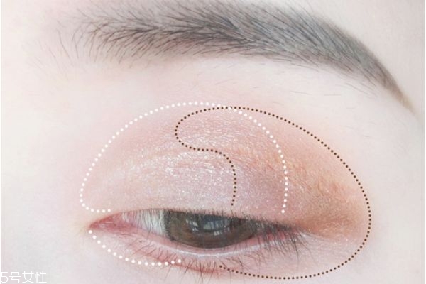 春夏浪漫約會(huì)妝教程 春夏清透日常眼妝教程 春夏浪漫約會(huì)妝教程 春夏清透日常眼妝教程