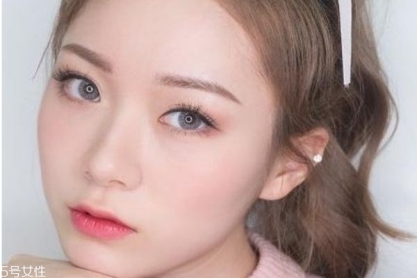 春夏浪漫約會(huì)妝教程 春夏清透日常眼妝教程 春夏浪漫約會(huì)妝教程 春夏清透日常眼妝教程