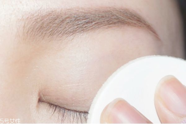 春夏浪漫約會(huì)妝教程 春夏清透日常眼妝教程 春夏浪漫約會(huì)妝教程 春夏清透日常眼妝教程