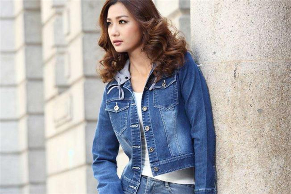 牛仔外套可以用洗衣機(jī)洗嗎 與淺色衣物分開(kāi) 牛仔外套可以用洗衣機(jī)洗嗎 與淺色衣物分開(kāi)