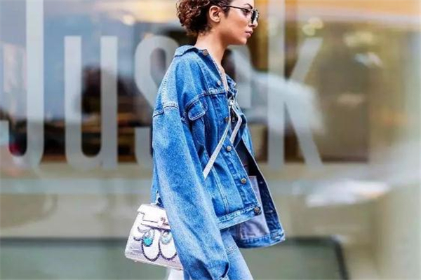 牛仔外套為什么有味道 和工藝有關(guān) 牛仔外套為什么有味道 和工藝有關(guān)