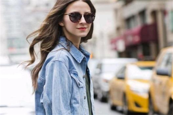 牛仔外套扣子掉了怎么辦 找裁縫修補(bǔ) 牛仔外套扣子掉了怎么辦 找裁縫修補(bǔ)