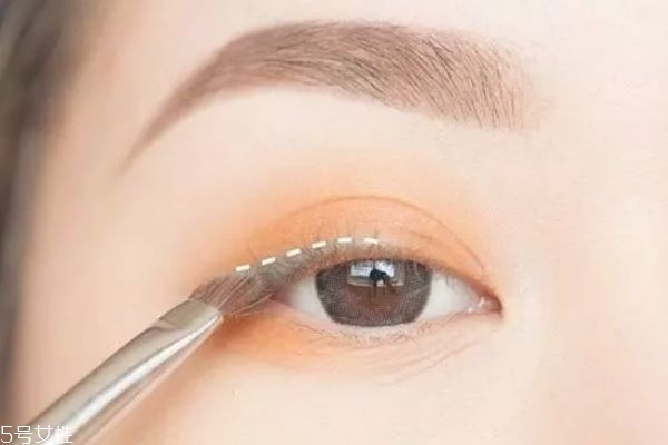 春夏浪漫約會(huì)妝教程 春夏清透日常眼妝教程 春夏浪漫約會(huì)妝教程 春夏清透日常眼妝教程