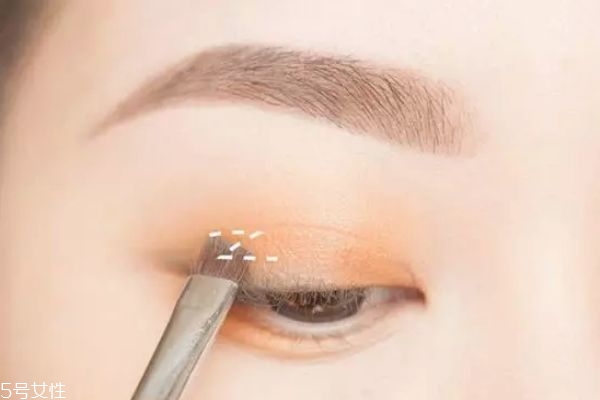 春夏浪漫約會(huì)妝教程 春夏清透日常眼妝教程 春夏浪漫約會(huì)妝教程 春夏清透日常眼妝教程