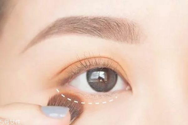 春夏浪漫約會(huì)妝教程 春夏清透日常眼妝教程 春夏浪漫約會(huì)妝教程 春夏清透日常眼妝教程