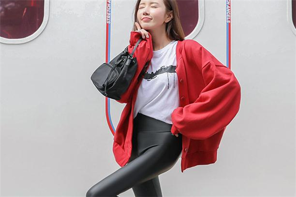 皮褲上粘了口香糖怎么去掉 冰凍法最便捷 皮褲上粘了口香糖怎么去掉 冰凍法最便捷