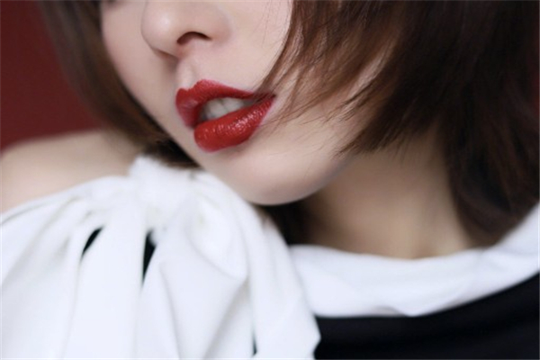 雅詩(shī)蘭黛金管305口紅試色 大熱紅梨色口紅